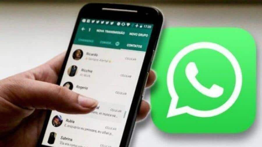 Ilustrasi Aplikasi WhatsApp di Smartphone