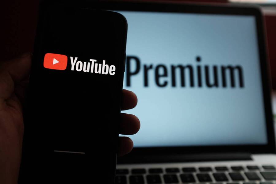 Ilustrasi YouTube Premium di Smartphone dan Laptop